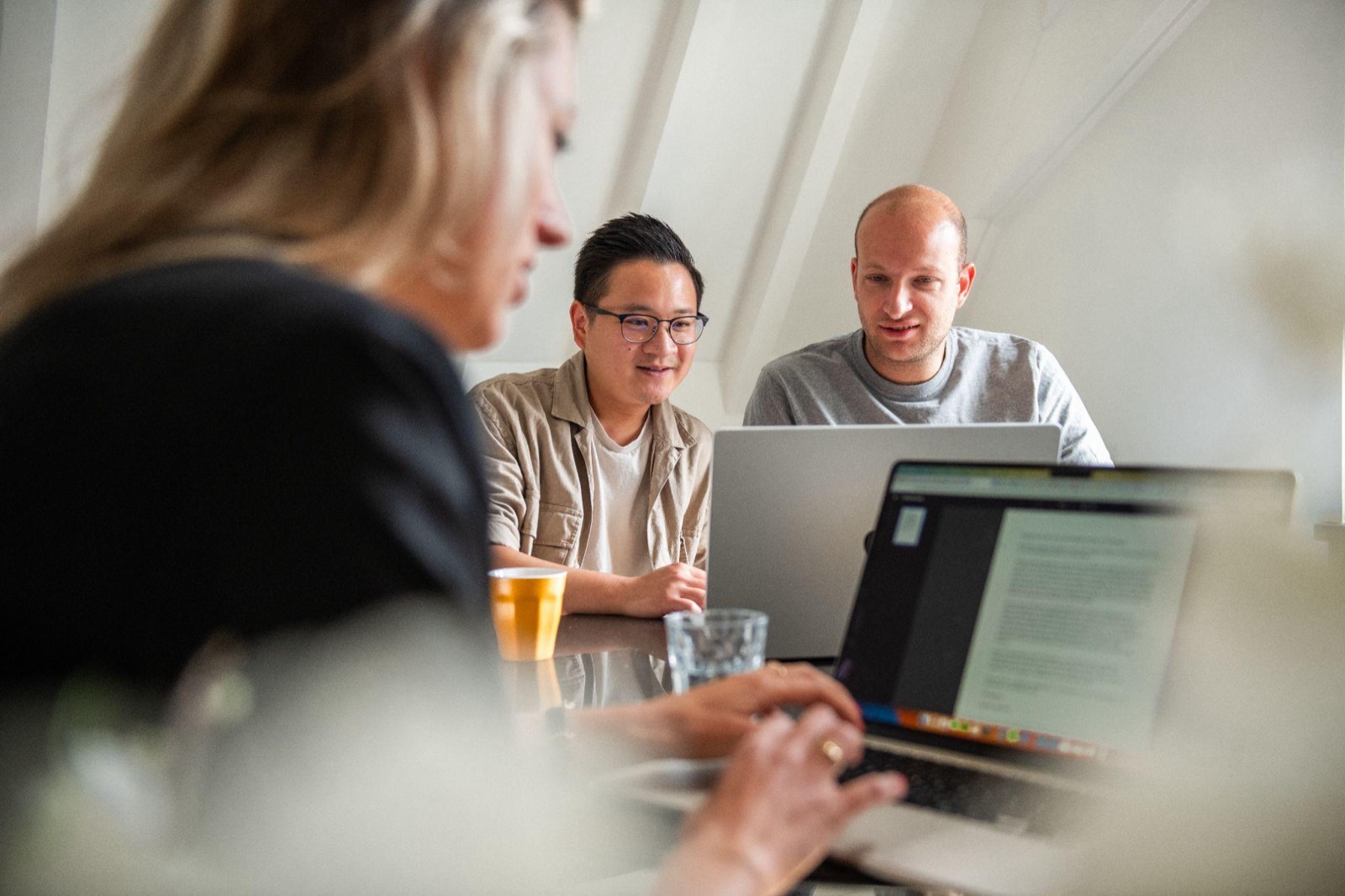 Yellowgrapers bekijken samen werk